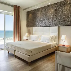 Kursaal - Fronte Mare Con Piscina 3* Riccione